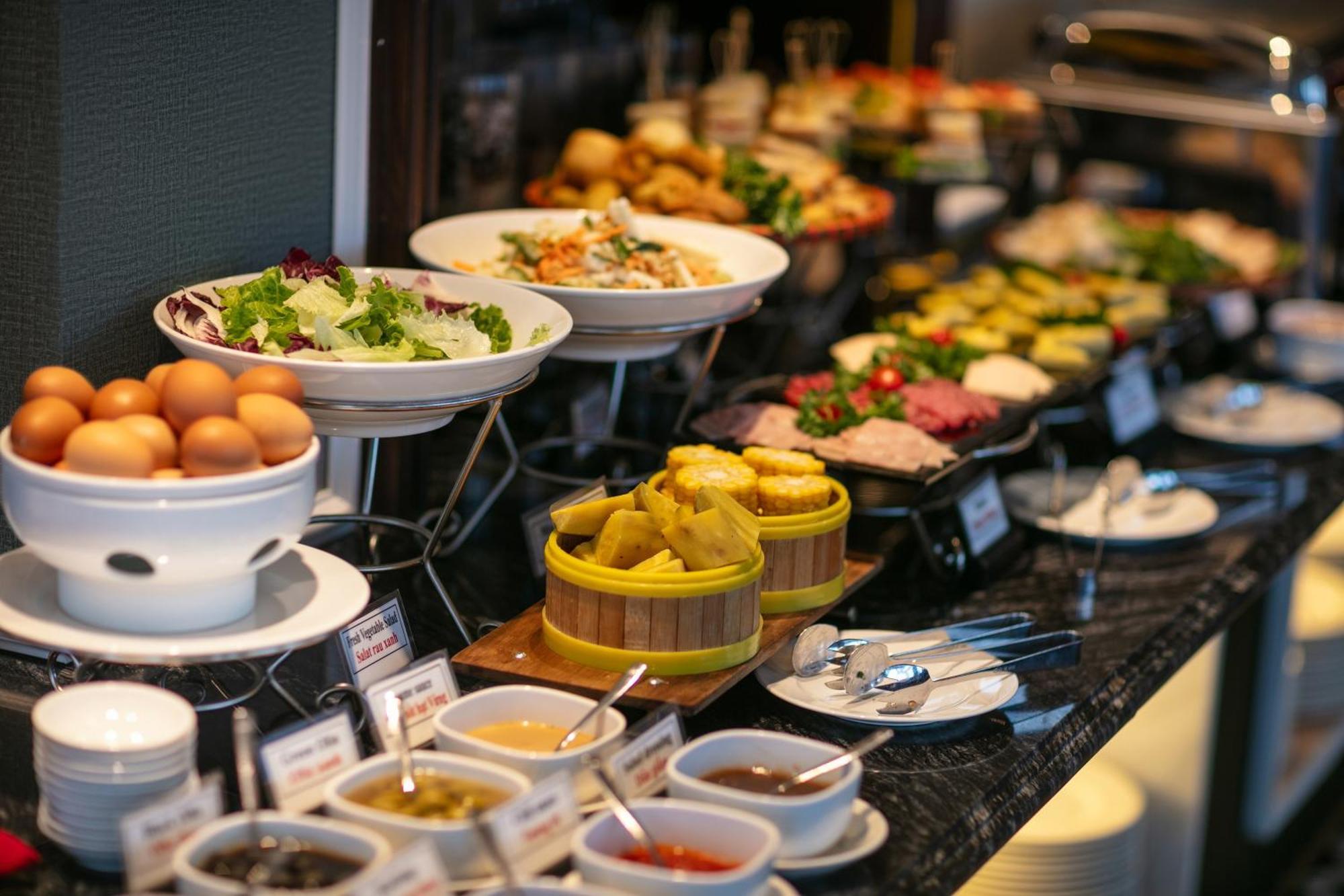 Salute Premium Hotel & Spa Hanoi Buitenkant foto